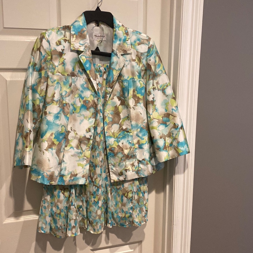 2pc skirt set. Jacket sz. 12p. Skirt sz 10P. No flaws